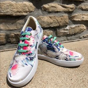 Chula Urban Sneakers Size 6